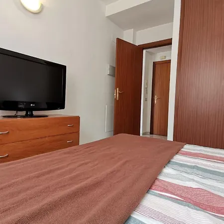 Apartamento+parking +piscina A 250mts Playa Fenals Апартаменты